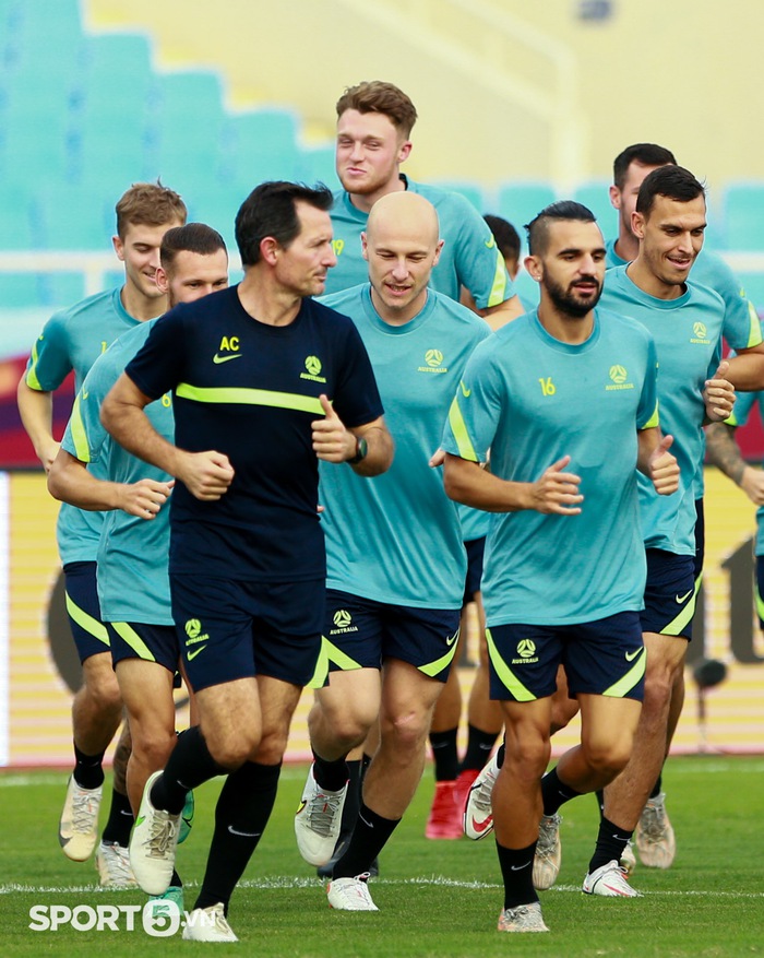 Hậu vệ Australia cao gần 2m thách thức hàng thủ tuyển Việt Nam  - Ảnh 3.