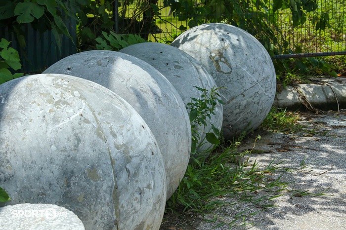 Hàng chục quả “bóng xích phong thuỷ” vẫn ẩn nấp ở sân Mỹ Đình trước trận tuyển Việt Nam đấu Australia - Ảnh 6.