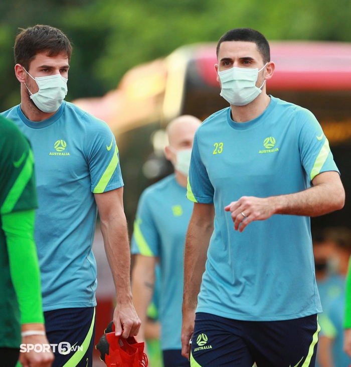 Fan Việt &quot;choáng&quot; với thể hình của cầu thủ Australia - Ảnh 5.