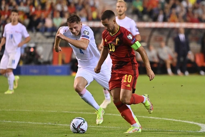 Eden Hazard nâng tỉ số lên 2-0 sau tình huống phối hợp trung lộ ăn ý