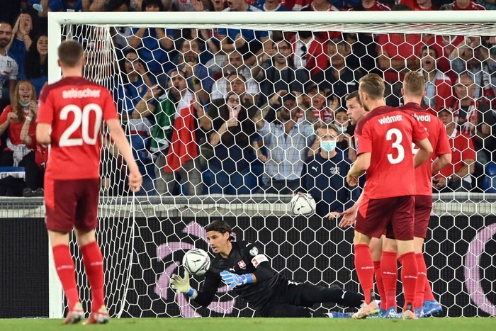 Jorginho đá hỏng 11m, Italia hoà Thuỵ Sĩ trong trận cầu không bàn thắng - Ảnh 6.