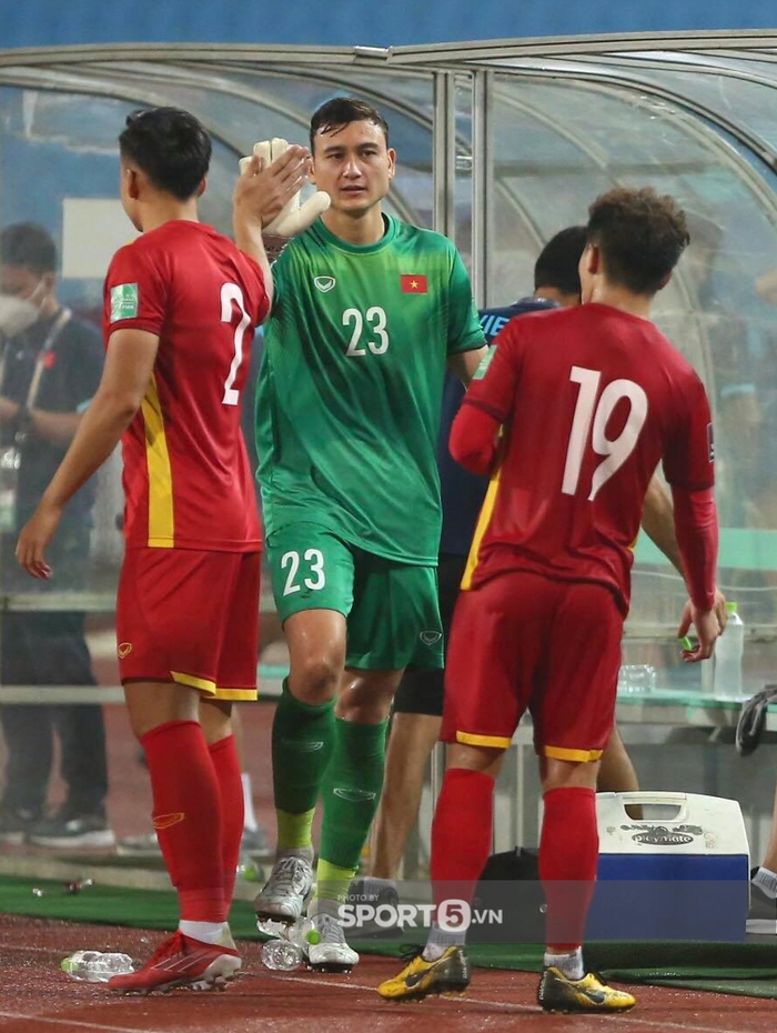 Đặng Văn Lâm được HLV thủ môn chỉ bảo riêng sau bàn thua ở trận gặp Australia - Ảnh 5.