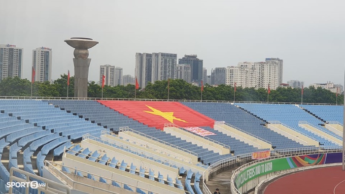 Đại kỳ Việt Nam xuất hiện trên khán đài sân Mỹ Đình trong ngày vắng khán giả  - Ảnh 1.