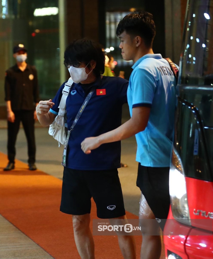 Thành Chung phải nhờ bác sĩ dìu khi về khách sạn sau trận thua Australia - Ảnh 3.