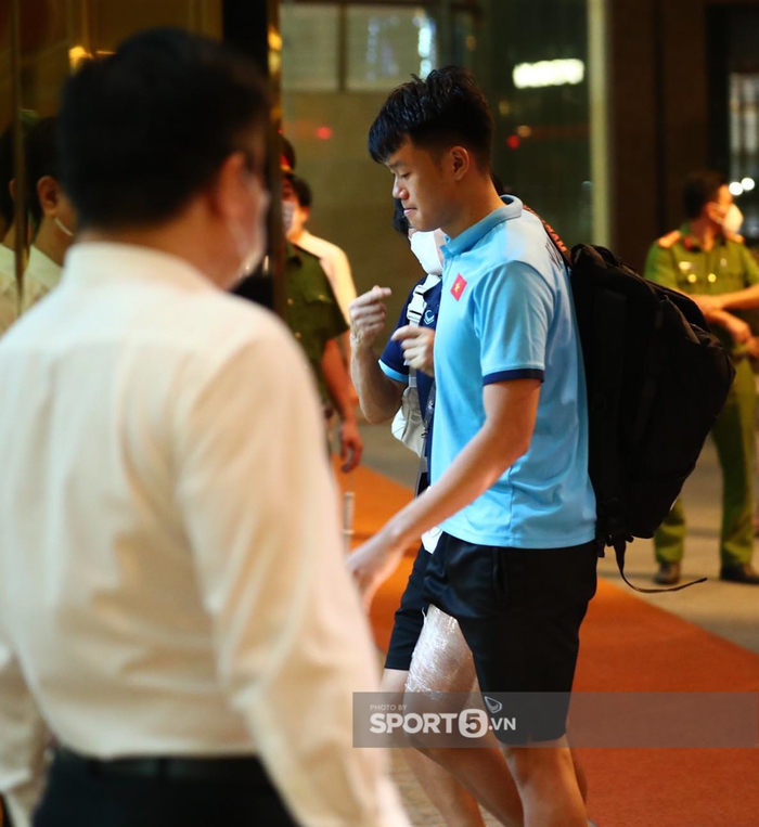 Thành Chung phải nhờ bác sĩ dìu khi về khách sạn sau trận thua Australia - Ảnh 4.