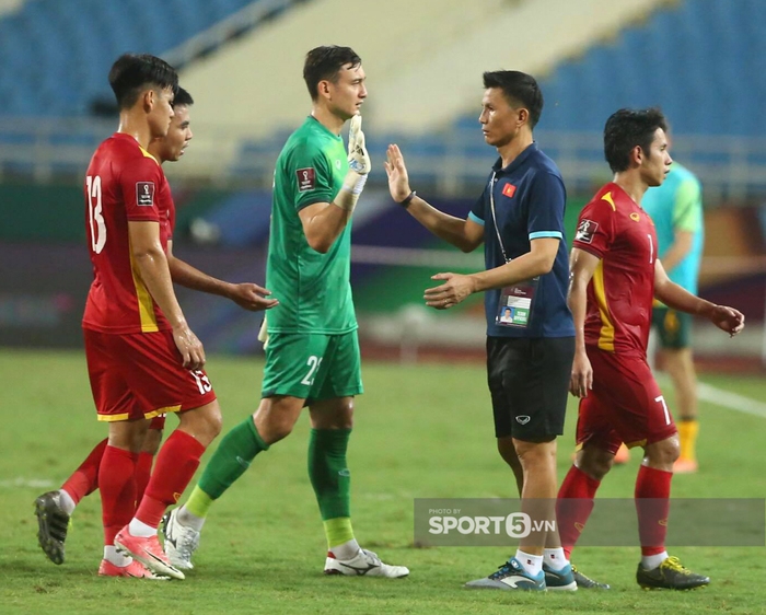 Đặng Văn Lâm được HLV thủ môn chỉ bảo riêng sau bàn thua ở trận gặp Australia - Ảnh 1.