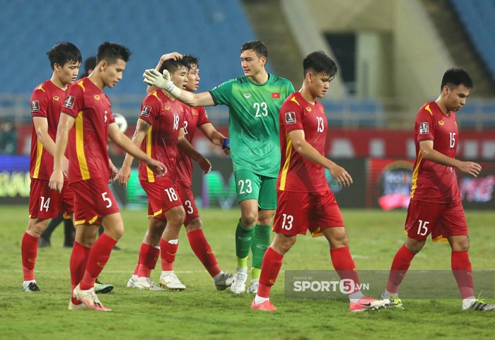 Đặng Văn Lâm được HLV thủ môn chỉ bảo riêng sau bàn thua ở trận gặp Australia - Ảnh 6.