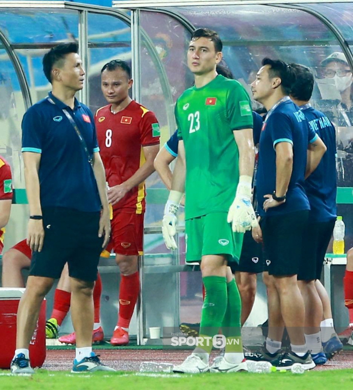 Đặng Văn Lâm được HLV thủ môn chỉ bảo riêng sau bàn thua ở trận gặp Australia - Ảnh 2.