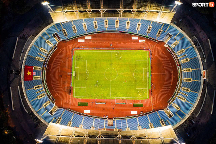Khán đài sân Mỹ Đình trống vắng trong ngày trọng đại của bóng đá Việt Nam: Xung quanh chỉ có ghế thôi  - Ảnh 1.