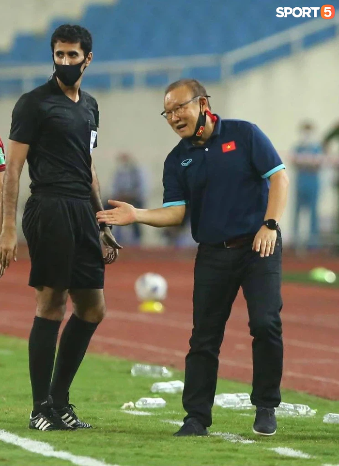 HLV Park Hang-seo: &quot;Trọng tài đã xem VAR nhiều lần và không thổi penalty cho Việt Nam, tôi nghĩ có thể họ đúng&quot; - Ảnh 1.
