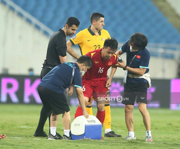Thành Chung phải nhờ bác sĩ dìu khi về khách sạn sau trận thua Australia - Ảnh 2.