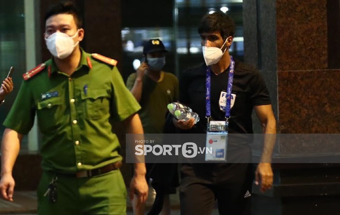 Trọng tài trận ĐT Việt Nam vs ĐT Australia được nhân viên an ninh hộ tống về khách sạn  - Ảnh 3.