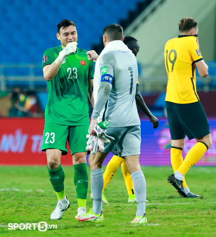 Đặng Văn Lâm hạnh phúc khi được thủ môn Australia tặng áo đấu - Ảnh 1.