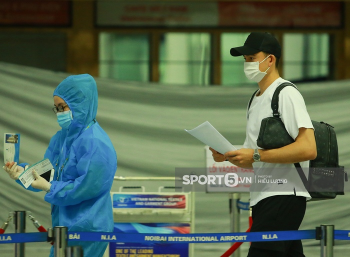 Văn Lâm hội ngộ tuyển thủ Australia ở sân bay Nội Bài, cùng trở lại Nhật Bản thi đấu - Ảnh 7.