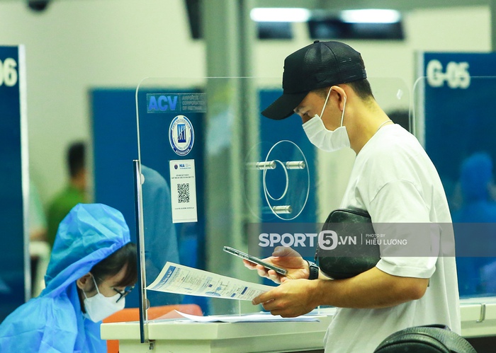Văn Lâm hội ngộ tuyển thủ Australia ở sân bay Nội Bài, cùng trở lại Nhật Bản thi đấu - Ảnh 5.
