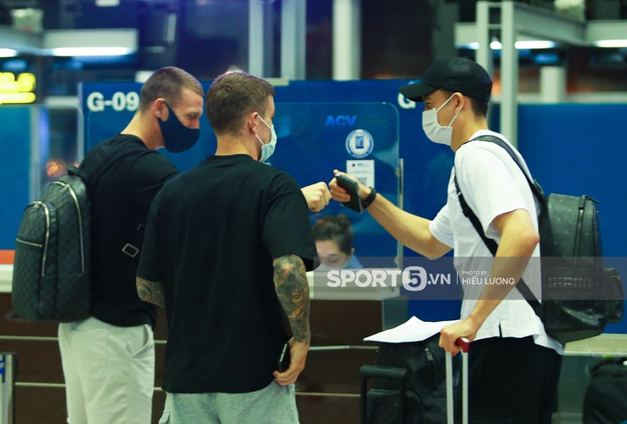 Văn Lâm hội ngộ tuyển thủ Australia ở sân bay Nội Bài, cùng trở lại Nhật Bản thi đấu - Ảnh 2.