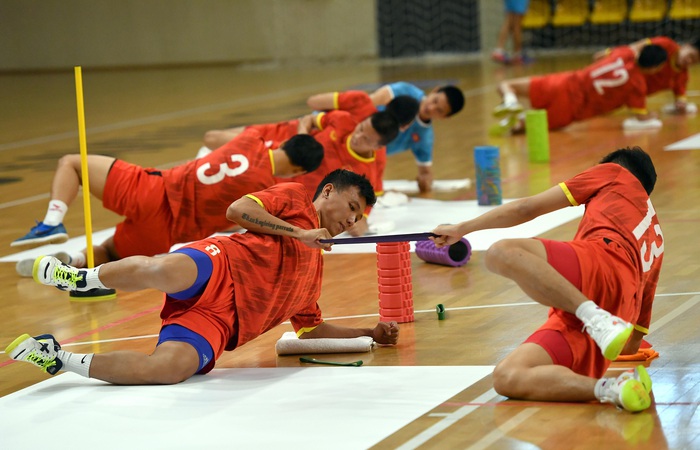 Đội tuyển futsal Việt Nam nâng khối lượng bài tập để đối đầu Brazil ở World Cup 2021 - Ảnh 4.