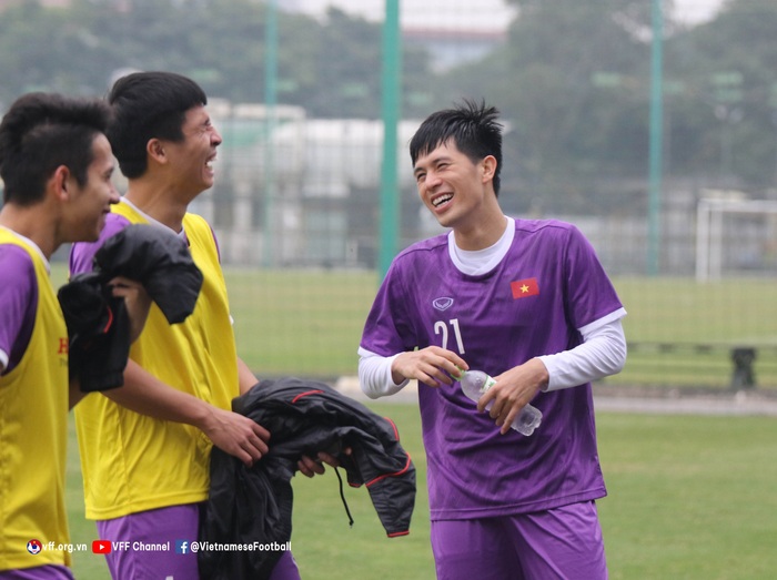 Những nụ cười lại nở trên môi các tuyển thủ Việt Nam - Ảnh 1.