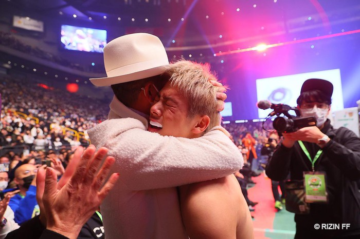 Con trai của cầu thủ già nhất thế giới giành chiến thắng trên sàn MMA sau pha &quot;sút bóng&quot; y như cha - Ảnh 9.