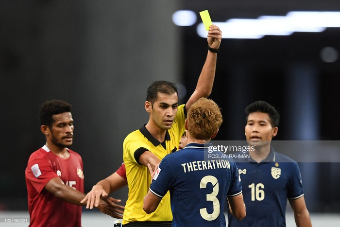 Thánh cùi chỏ Theerathon chơi xấu đến giây phút cuối cùng trước khi ĐT Thái Lan vô địch AFF Cup 2020 - Ảnh 2.