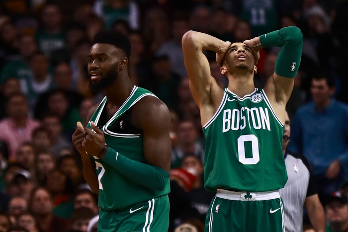 Đội nhà khủng hoảng, CĐV Boston Celtics lại trao đổi chiêu thức trên khán đài - Ảnh 1.