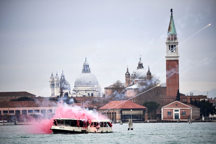 Chán đánh nhau trên bộ, fan đội bóng lừng danh Italy và ultras đối thủ &quot;thủy chiến&quot; trên biển Venice - Ảnh 2.