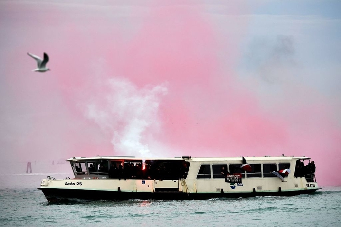 Chán đánh nhau trên bộ, fan đội bóng lừng danh Italy và ultras đối thủ &quot;thủy chiến&quot; trên biển Venice - Ảnh 5.