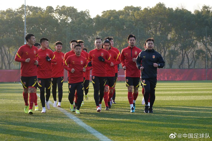 Tuyển Trung Quốc khổ sở vì đông quân: buổi tập đầu vắng nửa số cầu thủ, vắng cả trợ lý huấn luyện viên - Ảnh 1.