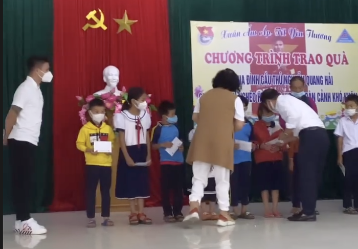 Quang Hải tặng quà cho học sinh nghèo trước ngày đội tuyển Việt Nam hội quân - Ảnh 1.