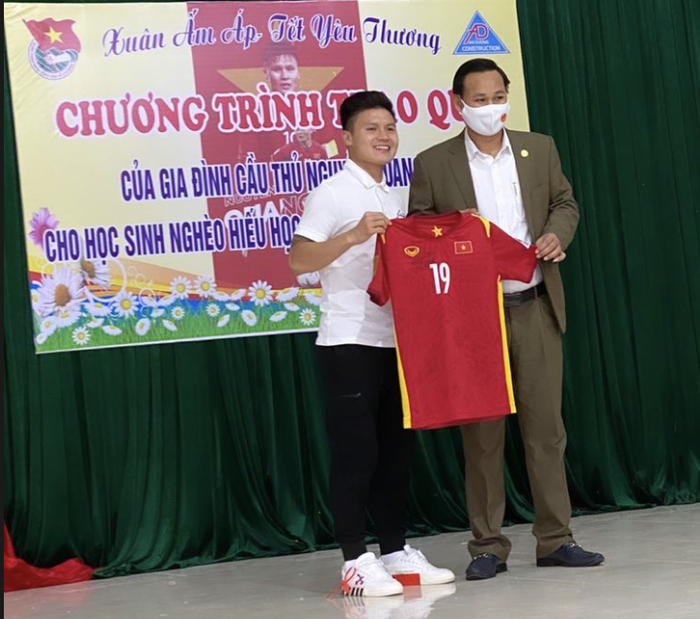 Quang Hải tặng quà cho học sinh nghèo trước ngày đội tuyển Việt Nam hội quân - Ảnh 3.