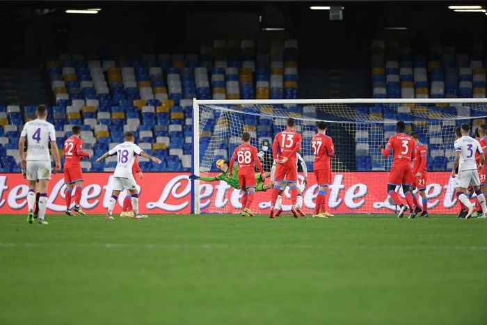 Napoli dừng bước sớm tại cúp quốc gia Italy trong trận cầu có tới 3 thẻ đỏ - Ảnh 4.