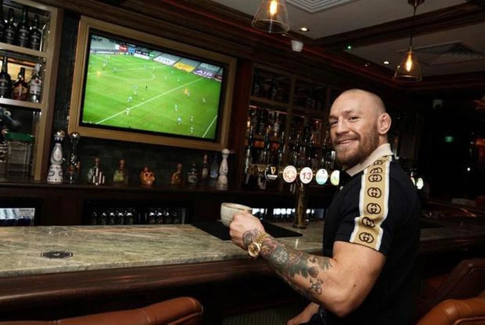 Quán bar của Conor McGregor bị kẻ xấu tấn công bằng bom xăng, tay đấm người Ireland may mắn thoát nạn - Ảnh 1.