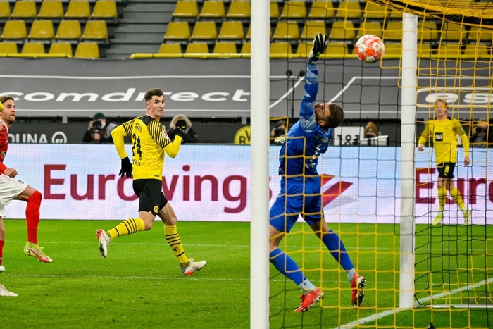 Haaland lập cú đúp giúp Dortmund áp sát ngôi đầu bảng - Ảnh 3.