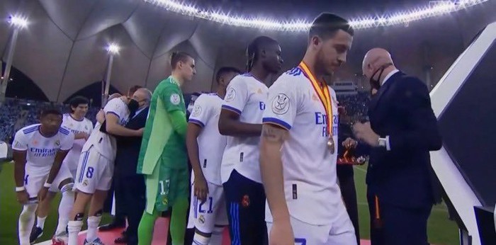 Hazard mặt buồn thiu khi nhận cúp cùng Real Madrid - Ảnh 1.