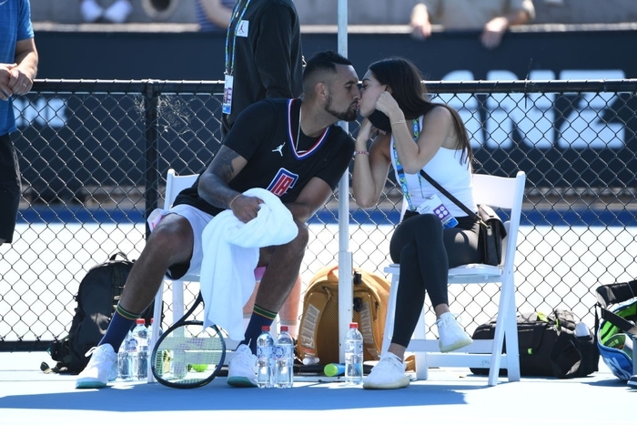 Quên scandal của Djokovic đi, Australian Open vẫn &quot;nóng&quot; với màn thể hiện tình cảm thái quá của trai hư Kyrgios và bạn gái ngay trên sân - Ảnh 3.