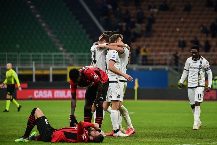 Trọng tài thổi còi &quot;méo&quot; phút bù giờ, AC Milan thua sốc đầy cay đắng trước đối thủ tí hon - Ảnh 12.