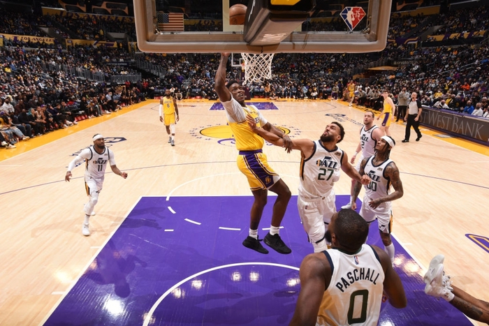 Băng ghế dự bị bùng nổ, Los Angeles Lakers lội ngược dòng ngoạn mục trước Utah Jazz ở hiệp 4 - Ảnh 2.