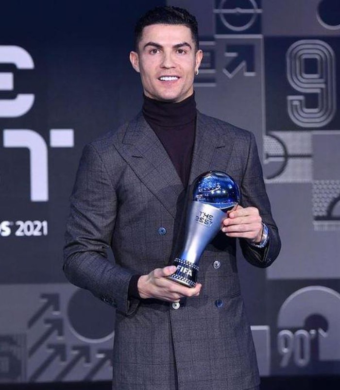 Lên nhận giải của FIFA, Ronaldo nịnh &quot;nóc nhà&quot; bằng câu nói khiến chị em tan chảy - Ảnh 2.