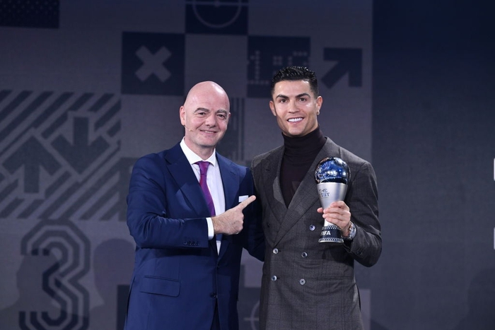 Đến nhận giải thưởng không ai ngờ, Ronaldo xuất hiện với visual đỉnh cao khiến 9 triệu người phải thả tim - Ảnh 6.