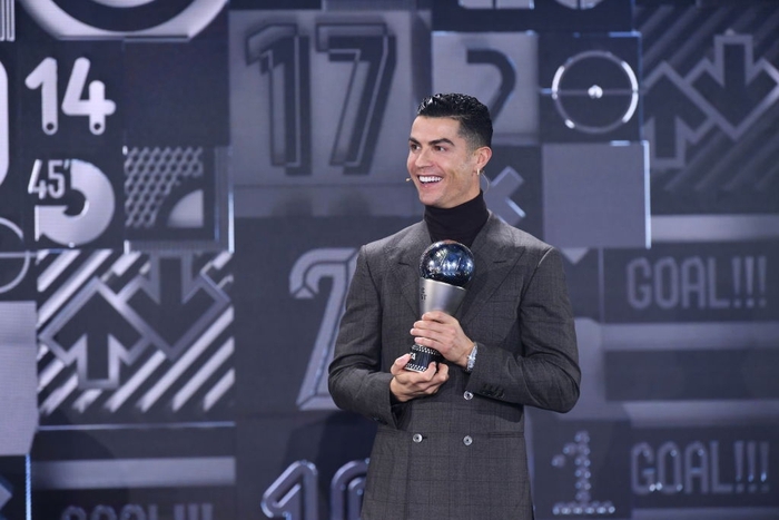 Đến nhận giải thưởng không ai ngờ, Ronaldo xuất hiện với visual đỉnh cao khiến 9 triệu người phải thả tim - Ảnh 3.