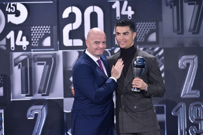 Đến nhận giải thưởng không ai ngờ, Ronaldo xuất hiện với visual đỉnh cao khiến 9 triệu người phải thả tim - Ảnh 5.