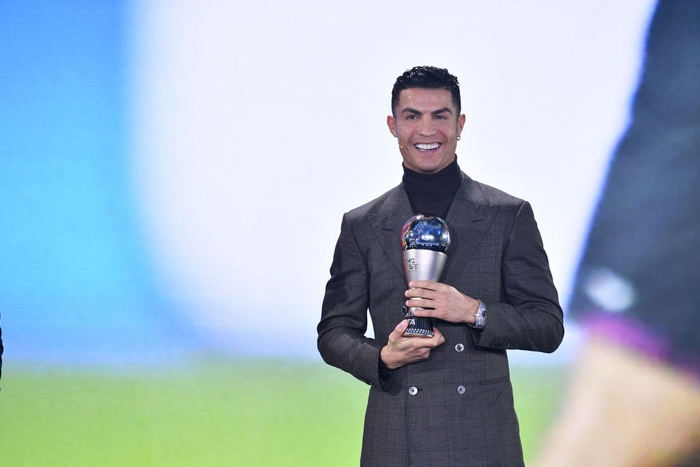 Đến nhận giải thưởng không ai ngờ, Ronaldo xuất hiện với visual đỉnh cao khiến 9 triệu người phải thả tim - Ảnh 4.