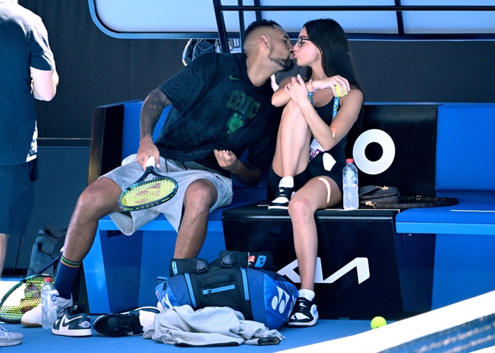Quên scandal của Djokovic đi, Australian Open vẫn &quot;nóng&quot; với màn thể hiện tình cảm thái quá của trai hư Kyrgios và bạn gái ngay trên sân - Ảnh 2.