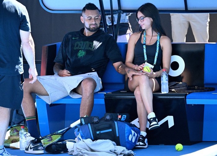 Quên scandal của Djokovic đi, Australian Open vẫn &quot;nóng&quot; với màn thể hiện tình cảm thái quá của trai hư Kyrgios và bạn gái ngay trên sân - Ảnh 1.