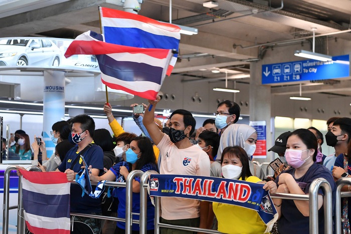 Tuyển Thái Lan rước cúp vàng AFF Cup 2020 về nước, giao lưu với người hâm mộ ngay tại sân bay - Ảnh 8.