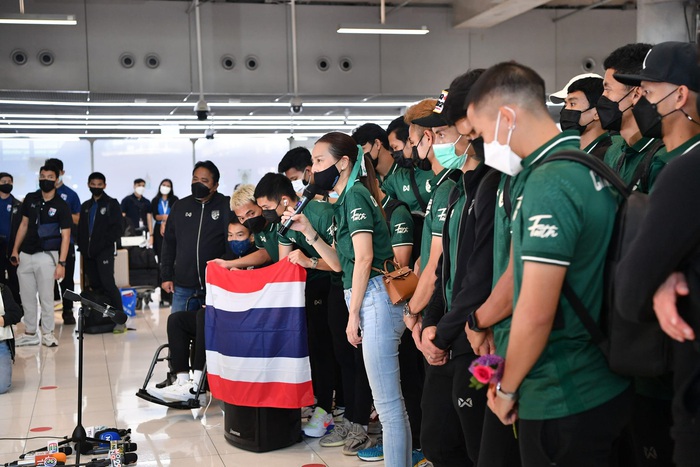 Tuyển Thái Lan rước cúp vàng AFF Cup 2020 về nước, giao lưu với người hâm mộ ngay tại sân bay - Ảnh 9.