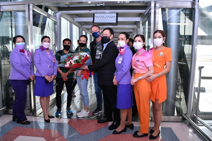 Tuyển Thái Lan rước cúp vàng AFF Cup 2020 về nước, giao lưu với người hâm mộ ngay tại sân bay - Ảnh 2.