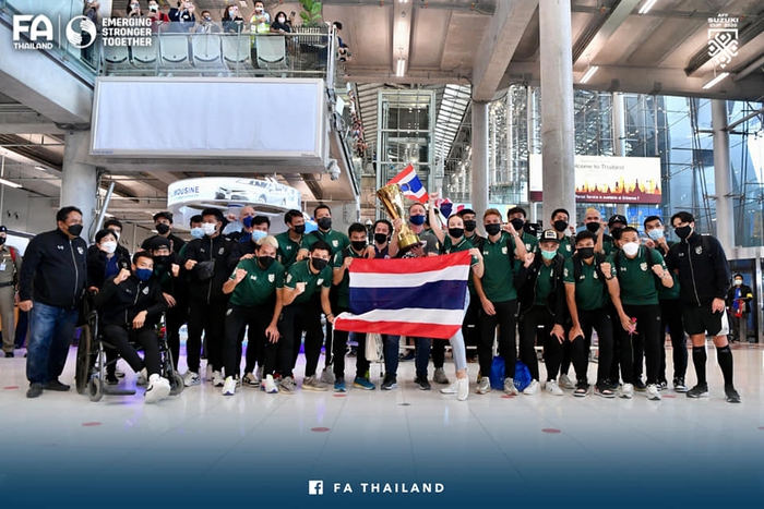 Tuyển Thái Lan rước cúp vàng AFF Cup 2020 về nước, giao lưu với người hâm mộ ngay tại sân bay - Ảnh 11.
