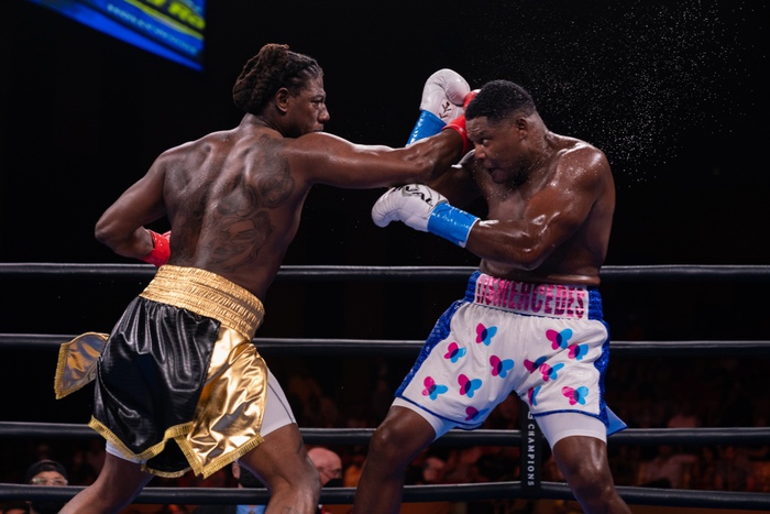 Sống sót sau 2 cú đánh ngã, &quot;King Kong&quot; Luis Ortiz ngược dòng đánh bại Charles Martin bằng pha KO tàn bạo - Ảnh 6.