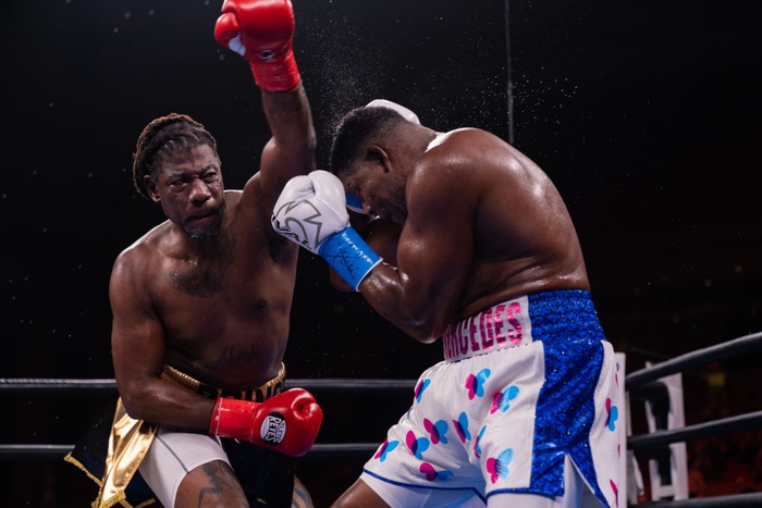 Sống sót sau 2 cú đánh ngã, &quot;King Kong&quot; Luis Ortiz ngược dòng đánh bại Charles Martin bằng pha KO tàn bạo - Ảnh 3.